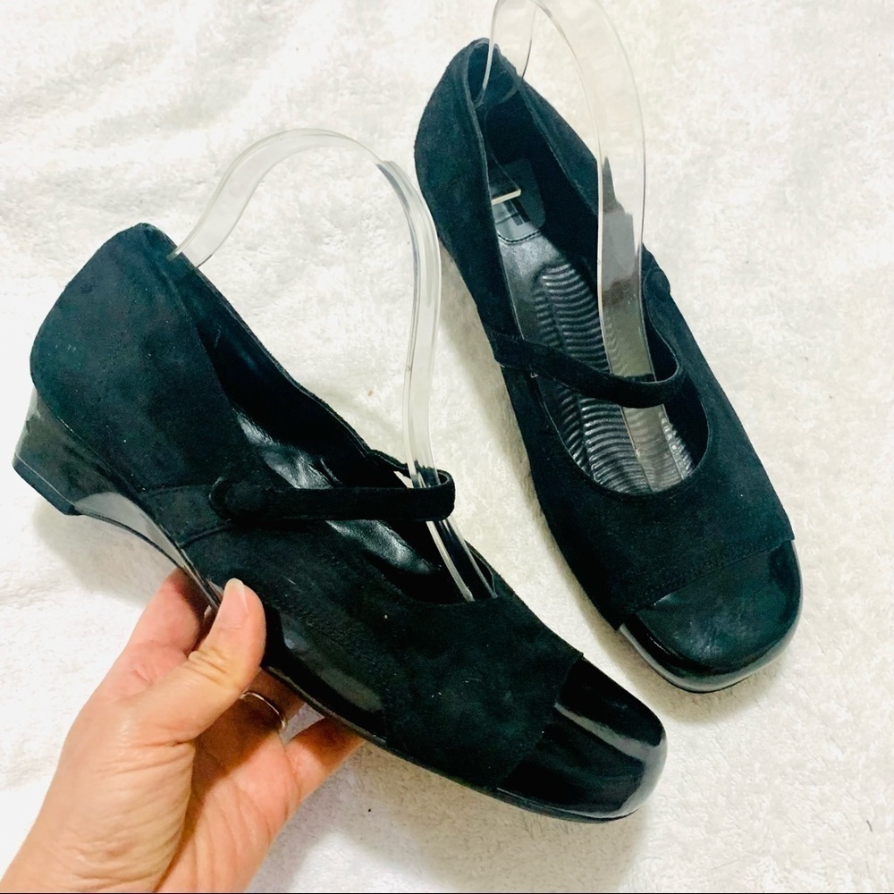 TROTTERS Black Suede Round Toe Mary Jane Heels Womens Size 8.5W